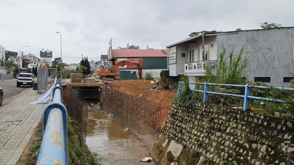 Tự ý phá bờ kè suối ở Đà Lạt để mở rộng công trình không phép