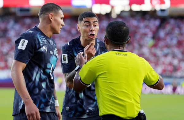 Vi phạm luật mới của FIFA, không che miệng khi tranh cãi: Bellingham của Anh lại thoát thẻ đỏ, vì sao?