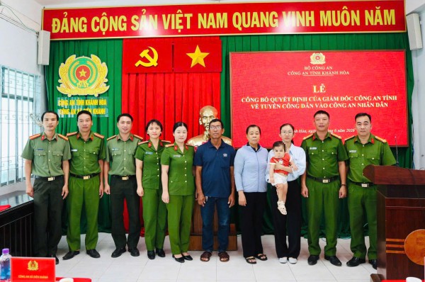 Vợ thiếu tá Nguyễn Xuân Hải được tuyển vào ngành công an