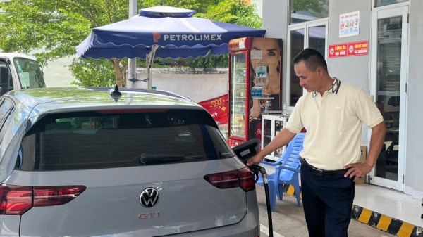 Volkswagen giảm giá nhiều mẫu xe, chia sẻ về sự tương thích với xăng E10?