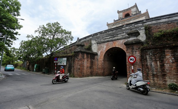 Xác minh tin có hố bom chôn cất 15 hài cốt liệt sĩ trong kinh thành Huế