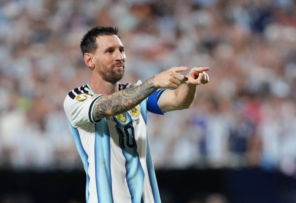 Xavi: 'Messi là vô song, gần như không phải con người' Xavi: 'Messi là vô song, gần như không phải con người'