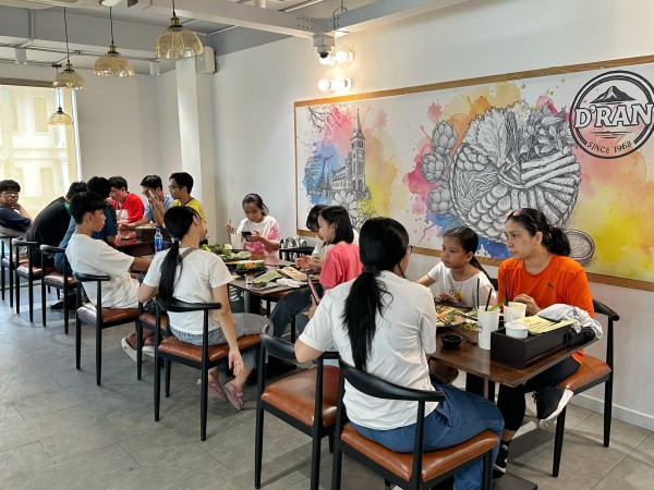 Học sinh mang điểm thi... đi ăn nem nướng, có người được giảm hơn 90% ở TP.HCM Học sinh mang điểm thi... đi ăn nem nướng, có người được giảm hơn 90% ở TP.HCM