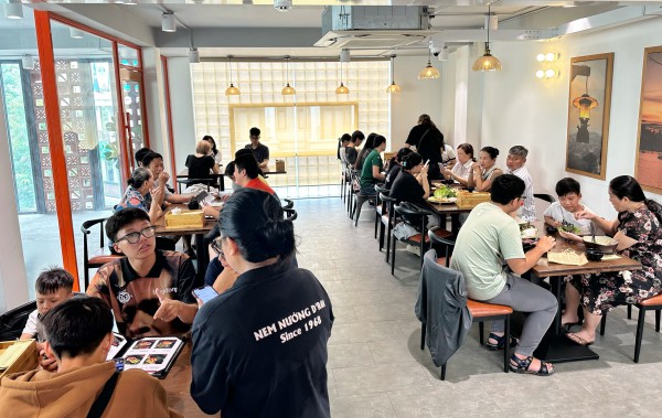 Học sinh mang điểm thi... đi ăn nem nướng, có người được giảm hơn 90% ở TP.HCM Học sinh mang điểm thi... đi ăn nem nướng, có người được giảm hơn 90% ở TP.HCM