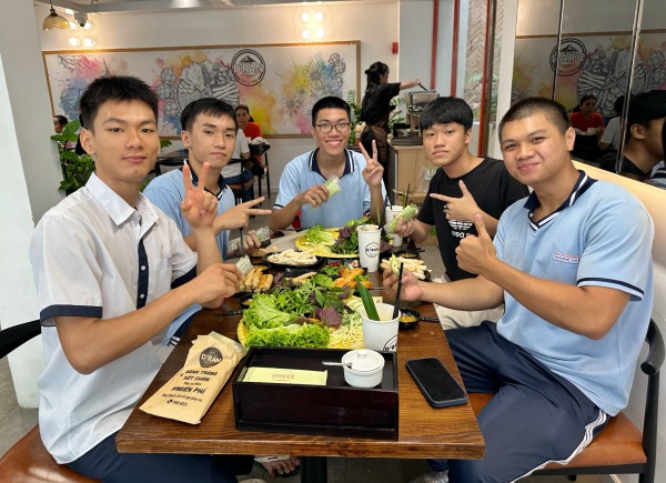 Học sinh mang điểm thi... đi ăn nem nướng, có người được giảm hơn 90% ở TP.HCM Học sinh mang điểm thi... đi ăn nem nướng, có người được giảm hơn 90% ở TP.HCM