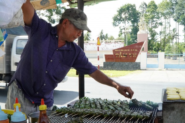 Bò nướng lá cách 32 năm ven quốc lộ: Vợ chồng miền Tây bán giờ 'độc'
