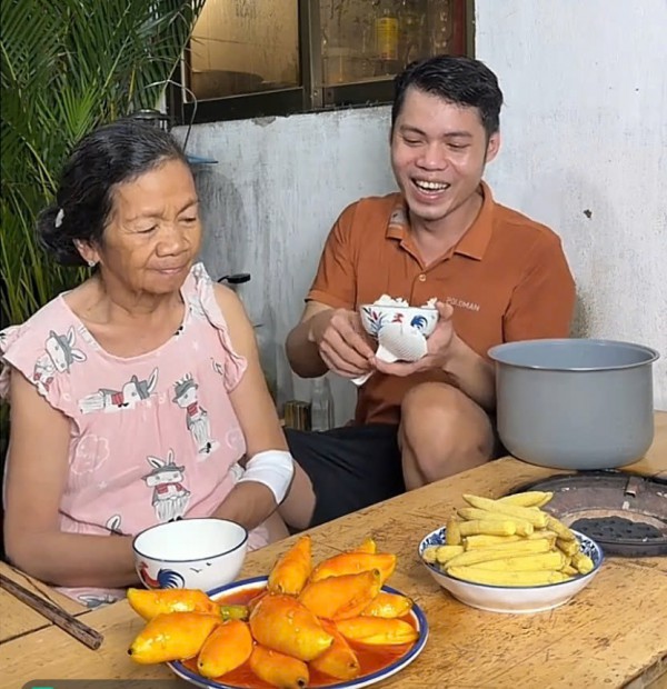 Nấu mực xốt cà chua nhìn như nải chuối chín, chàng trai khiến mẹ tưởng là thật Nấu mực xốt cà chua nhìn như nải chuối chín, chàng trai khiến mẹ tưởng là thật