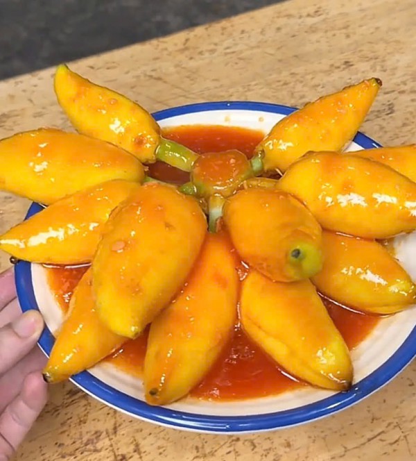 Nấu mực xốt cà chua nhìn như nải chuối chín, chàng trai khiến mẹ tưởng là thật Nấu mực xốt cà chua nhìn như nải chuối chín, chàng trai khiến mẹ tưởng là thật