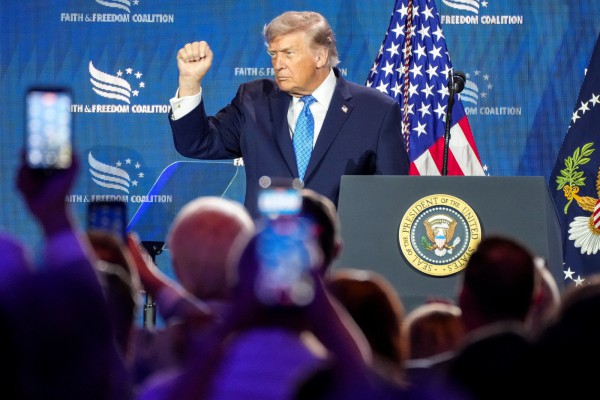 Tòa Tối cao Mỹ cản ông Trump sa thải thành viên Fed Tòa Tối cao Mỹ cản ông Trump sa thải thành viên Fed